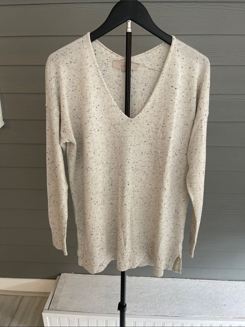 LOFT Cream Speckled V-Neck Sweater Size Medium